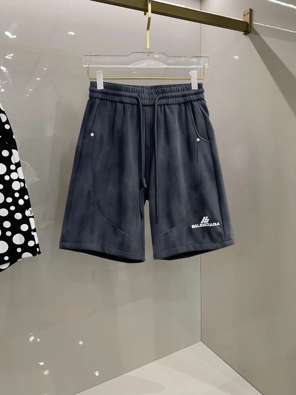 Balenciaga's three-standard complete 2026 summer New Arrival men's casual shorts, advanced custom-made Breathable fabric, Breathable fabric, extremely stretchy and comfortable, impeccable details, top-grade accessories, original logo design concept, delicate and soft feel! The upper body fit is awesome! Size: M-XXXL Please state your height and weight when ordering